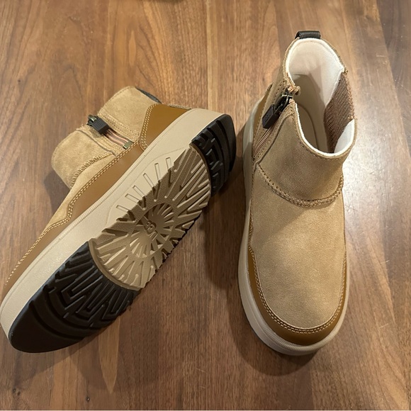 NWT- UGG Kids Boots - Picture 5 of 6